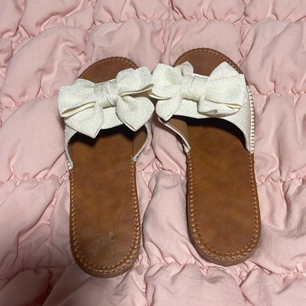Bow sandals, size 8, brand new, never worn.